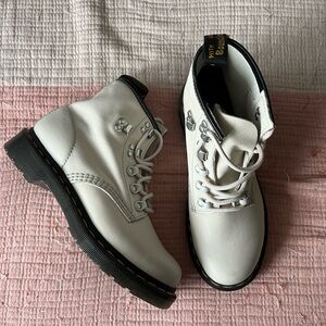 Dr. Martens 101 Virginia Leather Ankle Booties / Size 7 US Women